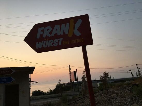 "Frank Würst" im Libanon auf einem Parkplatz vor einer Reifenbude in Byblos