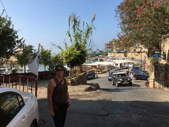 Der Blick zu dem kleinen Fischerhafen mitten in Byblos