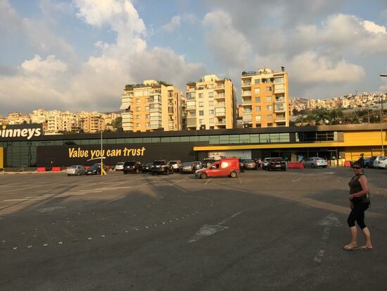 Auf dem Weg in unsere Unterkunft gehen wir noch in einem riesigen Supermarkt