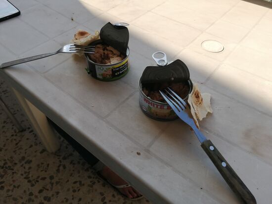 Unser heutiges Frühstück...zwei Dosen Thunfisch (da Fahdy auf sich warten lässt).