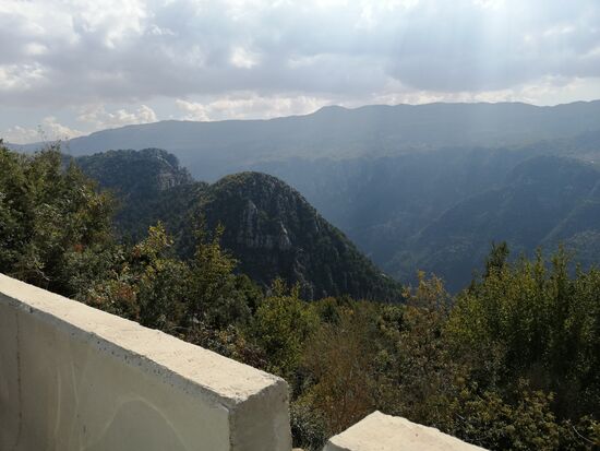 Baalbek liegt auf 1000m Höhe—also gehts gut bergauf über die Bekaa-Ebene