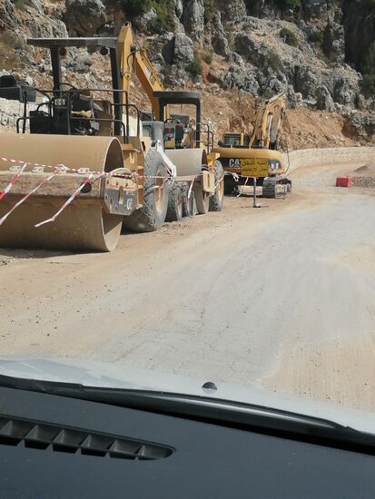 Die Straßen wird verbreitert und der Asphalt komplett erneuert, sowie die Fahrbahn gegen Steinschlag mit vor Ort gegossen Betonmauern geschützt.