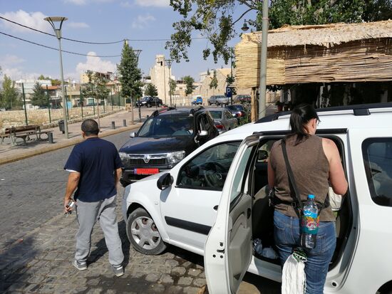 Hier parken wir direkt gegenüber der Tempelanlage. John wird auf uns im Cafe warten. Es ist mittlerweile 13.30 Uhr und trotz der Höhe ist es heiß...