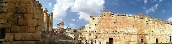 Besondere Merkmale der Bauten sind der überaus reiche Bauschmuck und die Monumentalität der verwendeten Bauglieder.