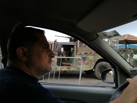 In Baalbek ist sehr viel Militär—weil wir so dicht an der syrischen Grenze sind...John umschifft alle Sperren geschickt.