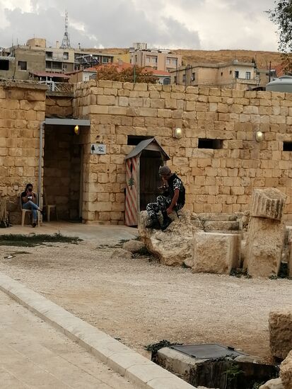 Am Ausgang wieder Militär: Der Knabe hält sein Maschinengewehr und daddelt am Handy....