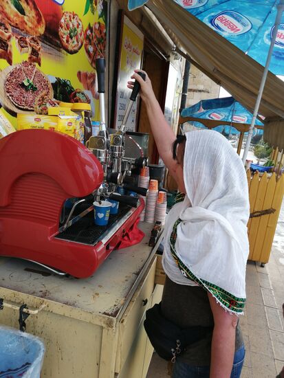 Hier genehmigen wir uns einen türkischen Kaffee. Ich darf auch mal an die Maschine....