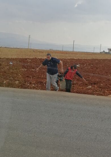 Die rote Erde ist sehr fruchtbar und begehrt. John sucht sich einen großen Kannister und nimmt eine große Portion mit nach Hause