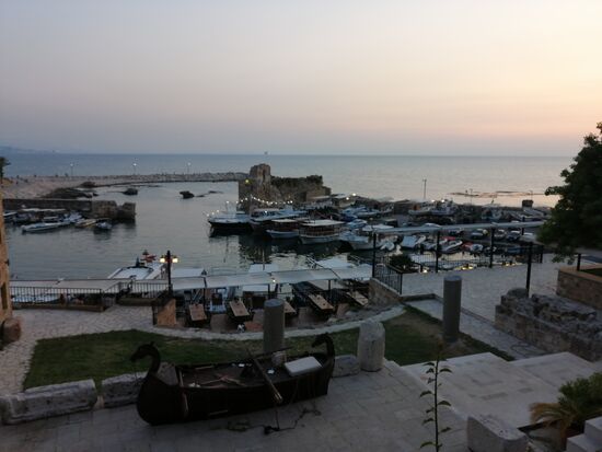 Der Hafen von Byblos in der Abenddämmerung