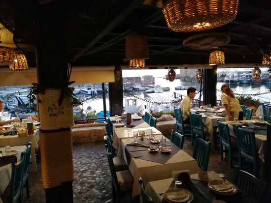 Mit toller Aussicht—da haben wir noch geglaubt, dass die Zimmer bestimmt toll sind!