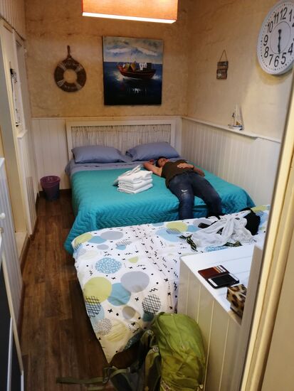 Naja...so sieht es dann aus—obwohl alle Zimmer frei sind, bekommen wir ausgerechnet eines mit einem Zustellbett.