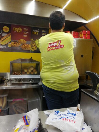 Wir statten ihm einen Besuch ab und „genießen“ ein Hot-dog-menü für 10.000LL