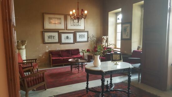 Hier sitzen sicher selten Gäste—sieht fast aus wie ein Museum