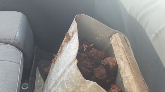 Rote klumpige Erde für die Blumen daheim...