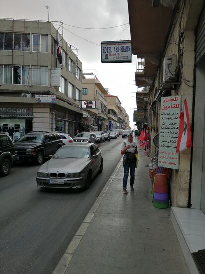 Das Hotel ist nur ein paar Meter vom Tempel entfernt. Wir gehen durch die fast menschenleeren Straßen. Der nahe Kriegsschauplatz versetzt alles in düstere Stimmung