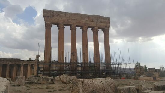 Der Jupitertempel mit Podium—er und die Ceder sind das Wahrzeichen Libanons