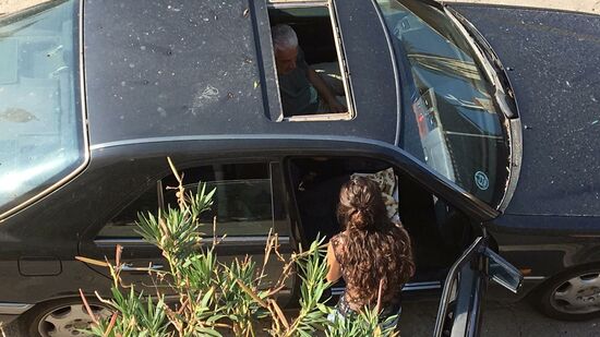 Da kommt endlich unser mobiles „Frühstückstaxi“. Fahdis Nichte nimmt es entgegen ...