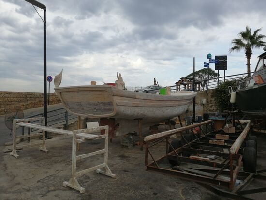 Das Boot wird schon seit unserer Ankunft hier restauriert.