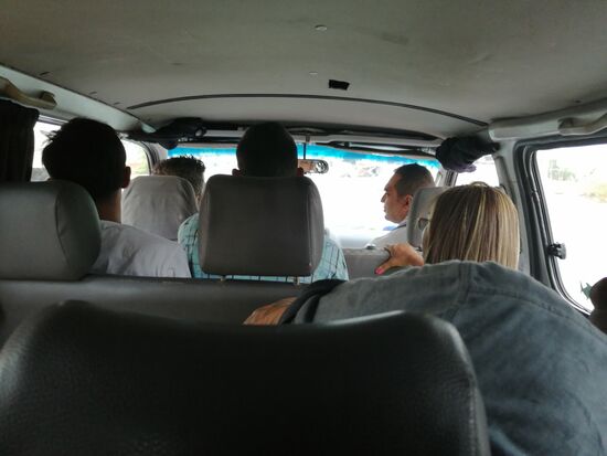 Das Abenteuer beginnt....der Fahrer fährt schnell und „umschifft“ geschickt alle Blockaden