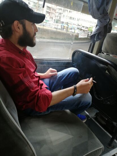 Der Junge hier raucht süßlich duftendes Zeug (Roter Libanese??) und ist sehr redselig mit magerem Englisch. Er erzählt, dass seine Frau Polin ist