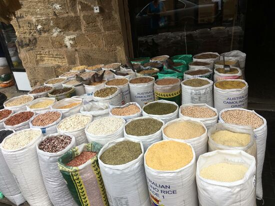 Da macht sich zahlreiche „Kundschaft“ über die Körner her...