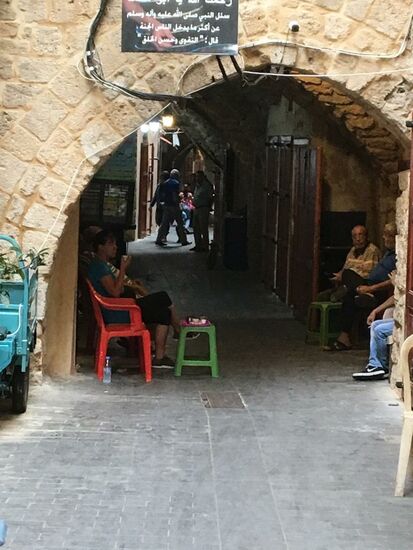 Hier trinken wir erstmal ein libanesisches Käffchen und dürfen mit den einheimischen älteren Herren sitzen