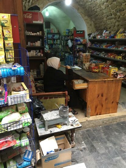 Auch die Frauen rauchen hier Wasserpfeife