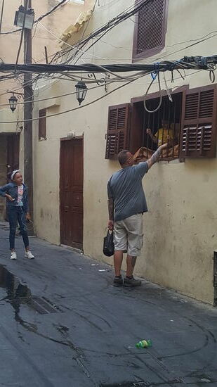 Kleine Mädchen amüsieren sich mit Dirk