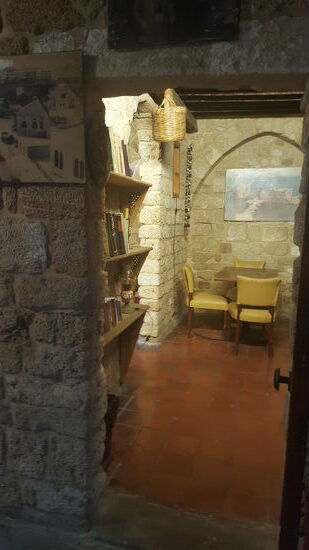 So eine Art Bibliothek—-also mir gefällt es!! Auch das Zimmer ist in Ordnung.
Groß und sauber—lediglich der kleine Balkon bedrf mal den Einsatz des Besens, weil viel LAub herumliegt