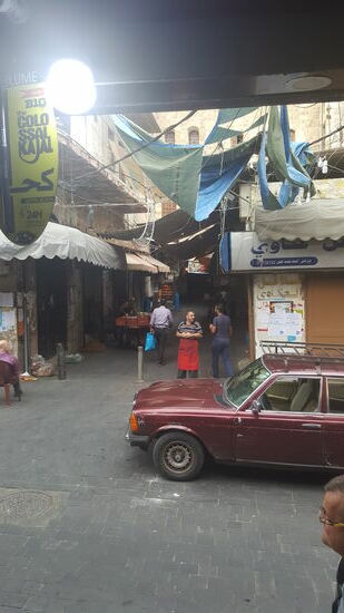 Gegenüber unseres Hotels sehen wir einen Hähnchengriller...