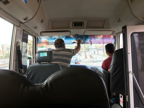 Schnell finden wir den richtigen Bus der uns für kleine 2000 LL (1.30 Euro) p.P. Nach Tyre bringt