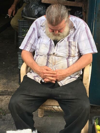 Schnuffel mal weiter, währenddessen ich den Laden ausräume....der hatte ein bissel Ähnlichkeit mit Bud Spencer...zum Knuddeln der Typ