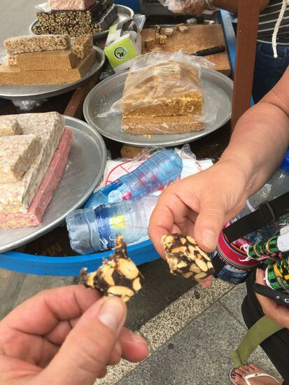 Wir bekommen einige Kostproben und kaufen dann ein halbes gemischtes Kilo für umgerechnet 3,50 Euro