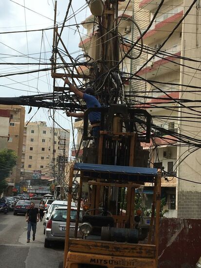 Libanesische Elektrotechniker (alias Spiderman) bei der Arbeit erwischt.