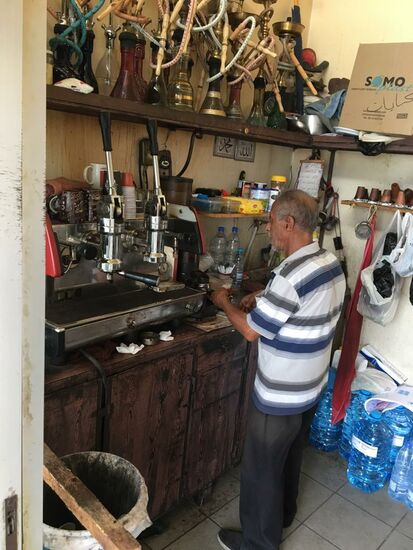 Unser erster Cafe heute Morgen genießen wir in Tyros.