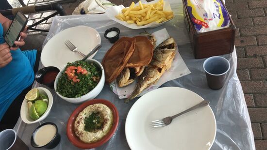 Fisch satt, letztes Mittagessen am Hafen. In Sidon