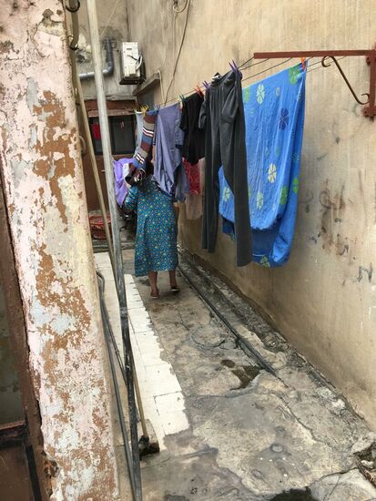 Mutter Beimer von der Lindenstraße hängt gerade für ihren kompletten Kietz die Wäsche auf