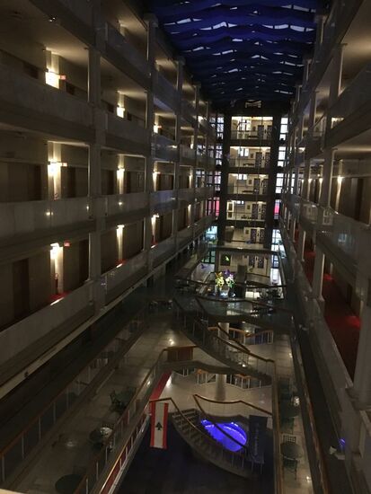 Das Atrium vom Hotel—es kostet glatt 10 Euro weniger als die ganzen einfachen Hotels in den kleineren Orten...