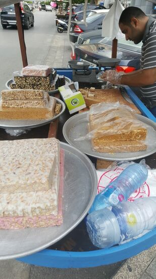 Hier an dem Stand kann man klebrige Köstlichkeiten mit Nuss und Sesam kaufen