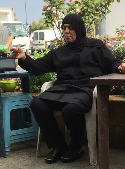 ...total relaxt die reife Dame oder so ähnlich