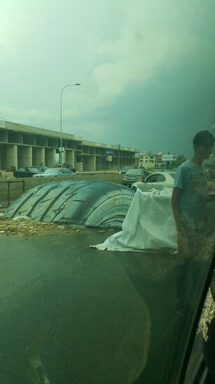 Unterwegs wieder einige Straßensperren, die der Fahrer geschickt umfährt