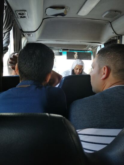 Ein voll besetzter Kleinbus fährt uns die 32 km in die Stadt.