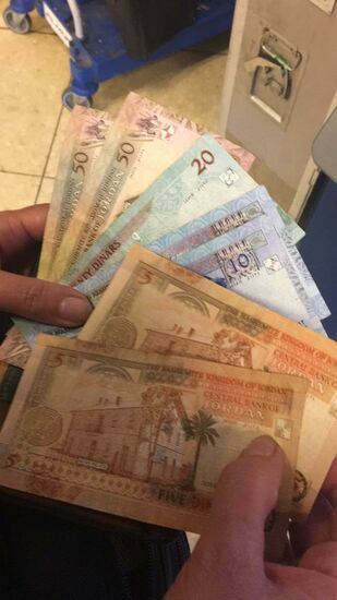 Am ATM holen wir ein paar JD-Jordanische Dinar. Die sind tatsächlich wertvoller als unser Euro. 1 Euro=0.78JD