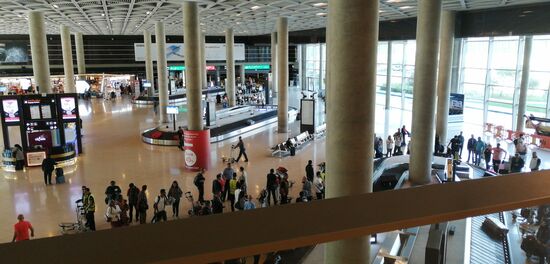 Die Einreise geht fix.
Ganz wichtig: Vorher den Jordan-Pass besorgen!
Das geht online und kostet Um die 100 Euro p.P.—dafür hat man keine Visa-Kosten und fast alle Eintrittsgelder für die jordanischen Sehenswürdigkeiten sind inclusive.
Lohnt sich auf jeden Fall—!!
So kommen wir hier auch an einem speziellen Schalter schnell durch