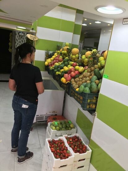 Hier gibt es frisch gepressten Obstsaft....