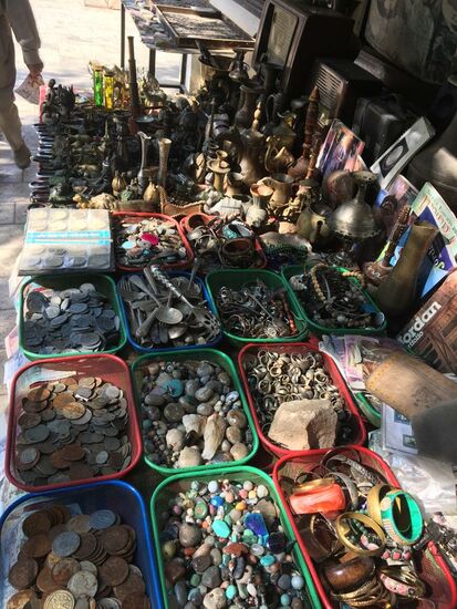 Ein Getümmel—-wir bekommen überall Kostproben!