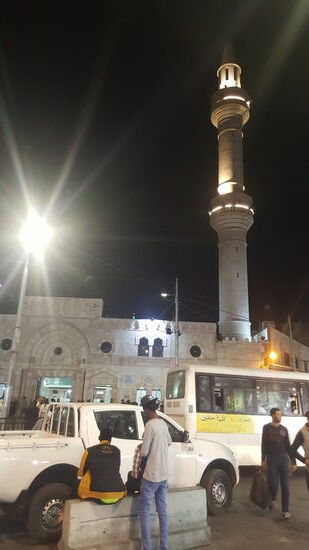 Getümmel am Abend vor der Moschee