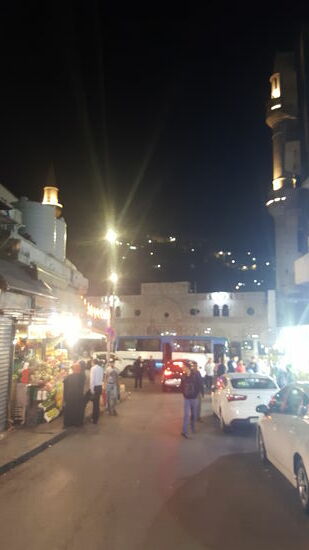 Jetzt ist deutlich mehr los auf den Straßen als tagsüber. Es werden Klamotten zu Spottpreisen verkauft.
Schicke Fashion-Sportschuhe z.B. Für 6 oder 8 JD
Aaaaber.....wir haben nur Handgepäck!!