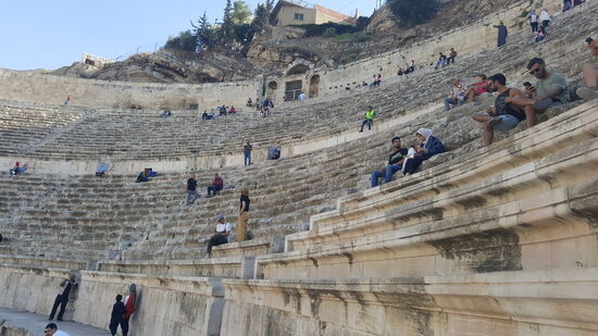 Es sind nicht sehr viele Besucher hier.
Ich gehe zum Tickethäuschen—aber für uns als Jordanpass-Besitzer ist der Eintritt sowieso frei