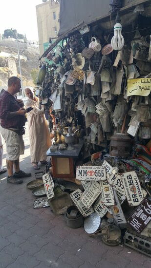 An den Straßen gibt es unzählige Trödelhändler—unglaublich was die hier alles gesammelt haben und auf kleinstem Raum anbieten! Da kann man Stunden stehen und jedes Teil anschauen